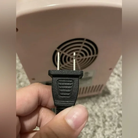 PINK FRIGIDAIRE RETRO MINI FRIDGE + PLUG - Picture 11 of 11